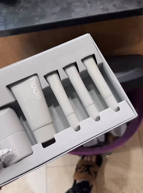 J姐怒斥海莉產品“無聊”，為支持賽琳娜當眾扔進垃圾桶